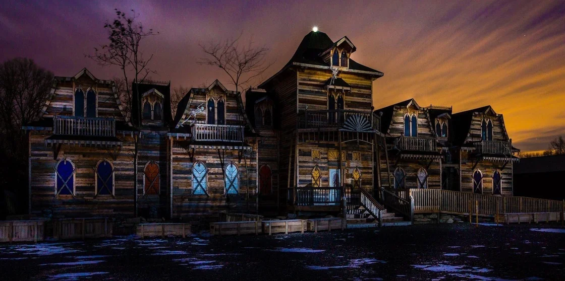 rotten manor exterior - haunted attractions