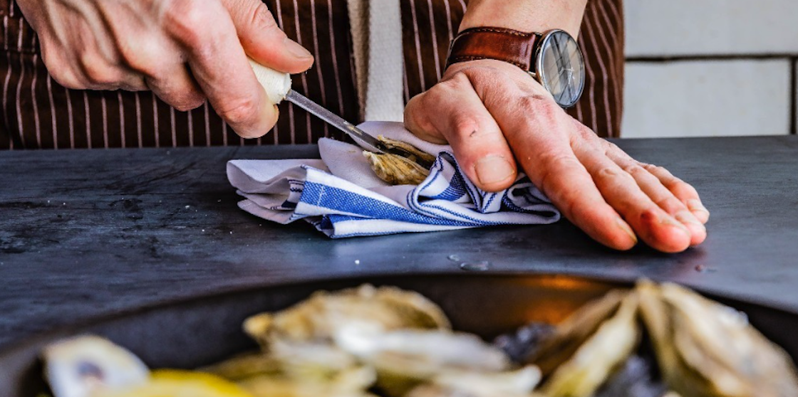 Fresh-shucked oysters at Bar Pigalle