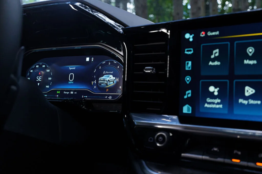 Infotainment and Driver Information screens on Chevy Silverado