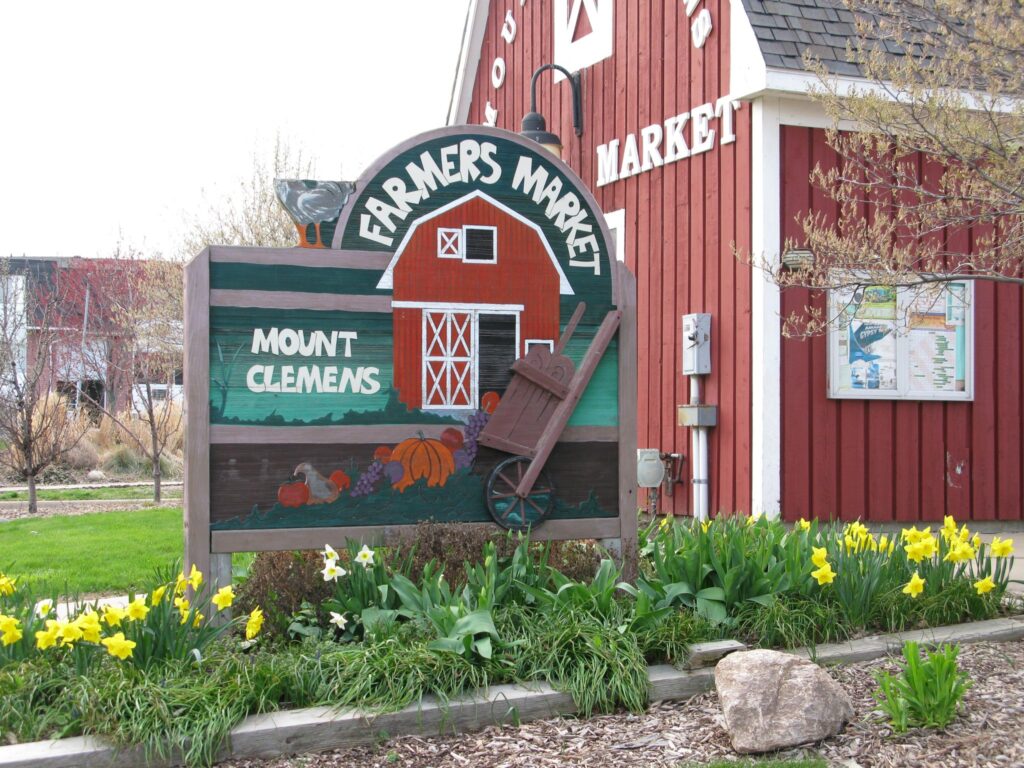 mount clemens local farmers market sign