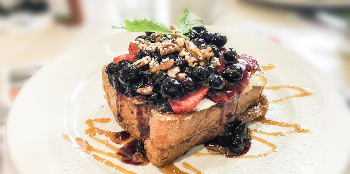 French toast with berries