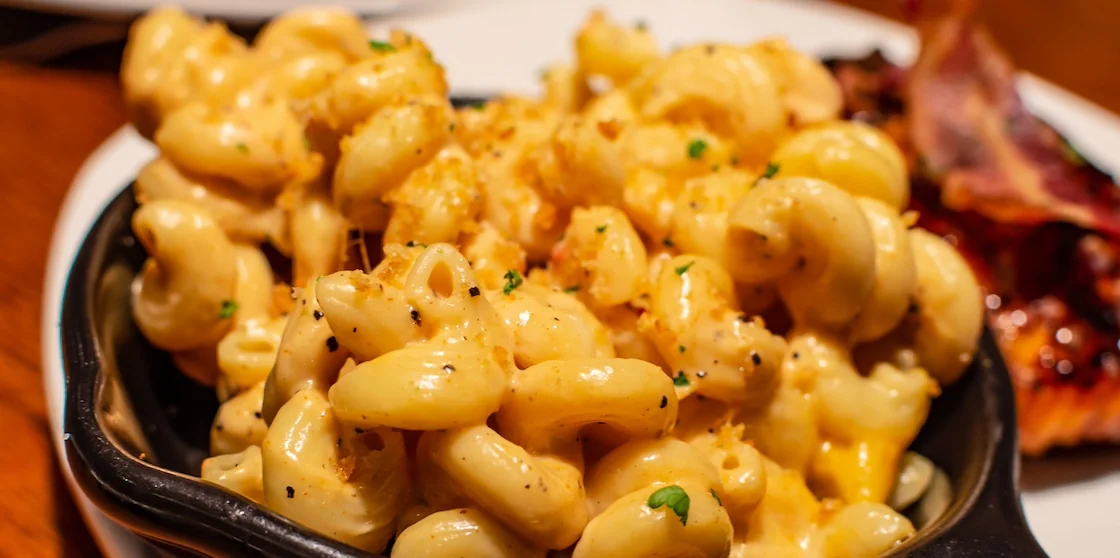 mac and cheese served in black small pan