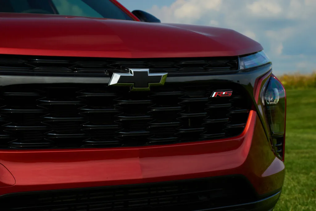zoomed in grille of a red trax rs