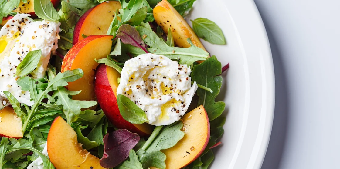 Burrata and peaches summer salad