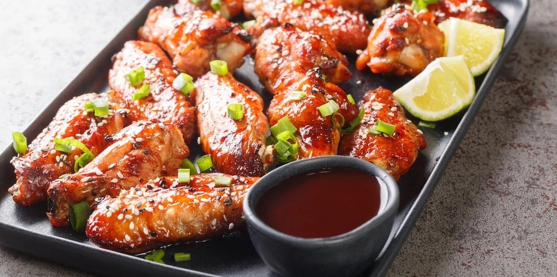 Chicken Wings with sesame served with green onion, lime.